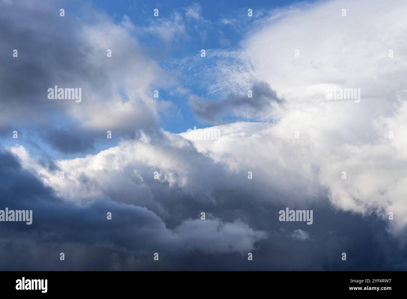 Dramatische Gewitterwolken schweben in blauem Himmel vor Regen. Majestätische Wolkenlandschaft Hintergrund, natürliches Wetter Meteorologie Konzept Stockfoto