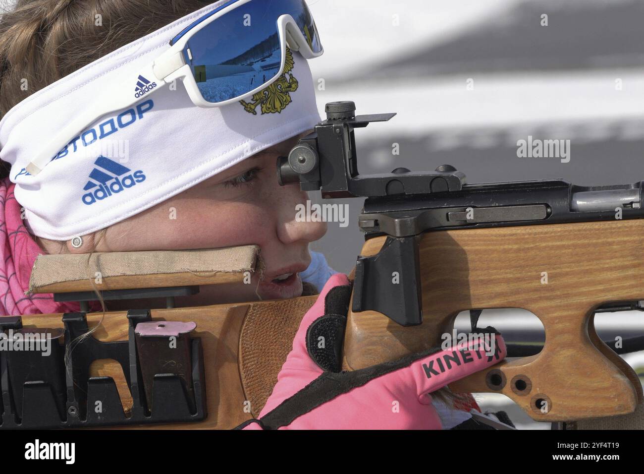 Sportsfrau Biathletin zielend, Gewehrschießen Stehposition. Biathlet Vlada Shishkina Sankt Petersburg auf dem Schießstand. Junior-Biathlon-Wettkampf Stockfoto
