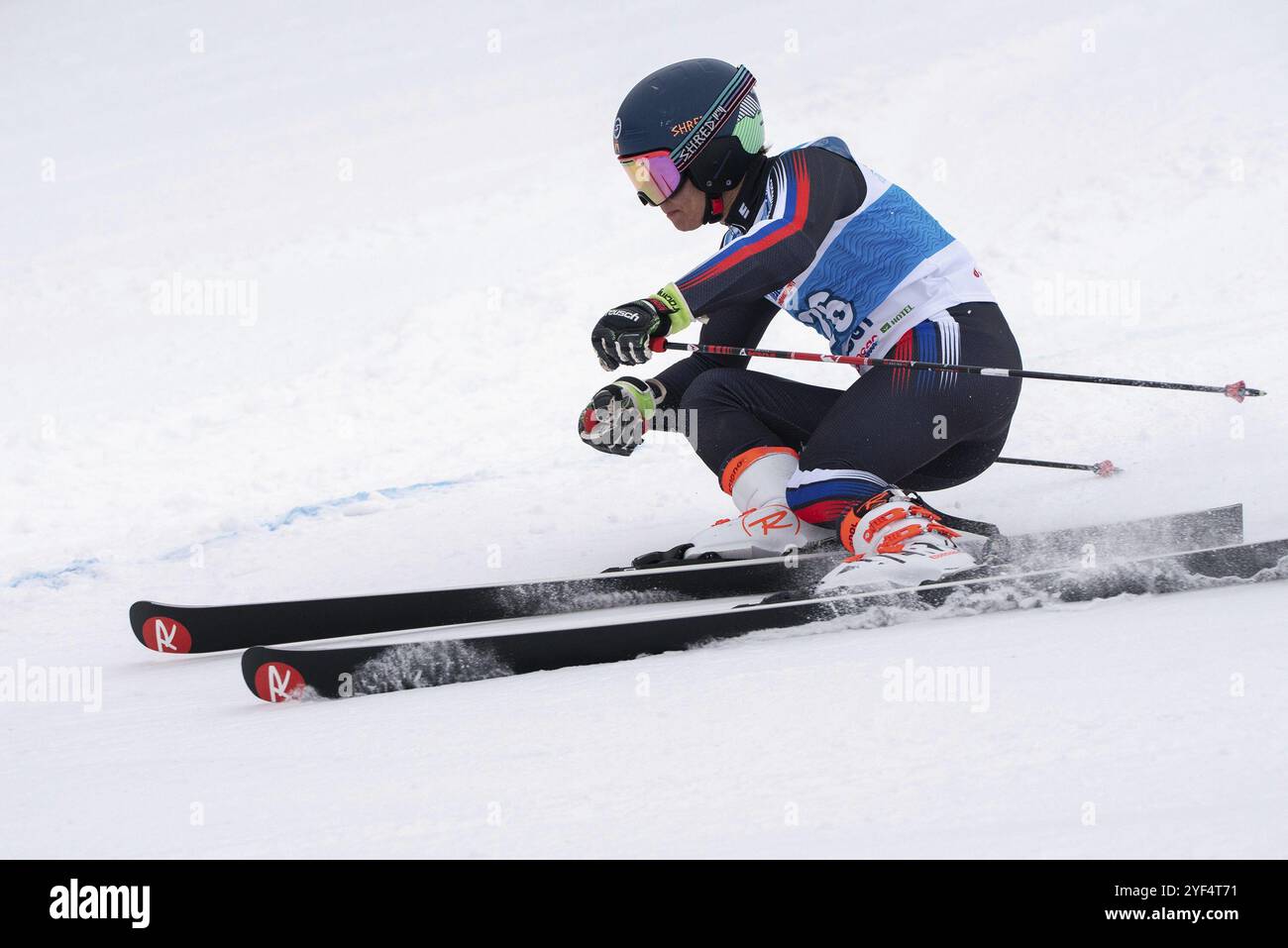 KAMTSCHATKA HALBINSEL, RUSSISCHER FERNOST, 2. APRIL 2019: Skirennfahrer Svitkov Gennady Kamtschatka Halbinsel Skifahren hinunter verschneite Berghänge. Russische Männer Stockfoto