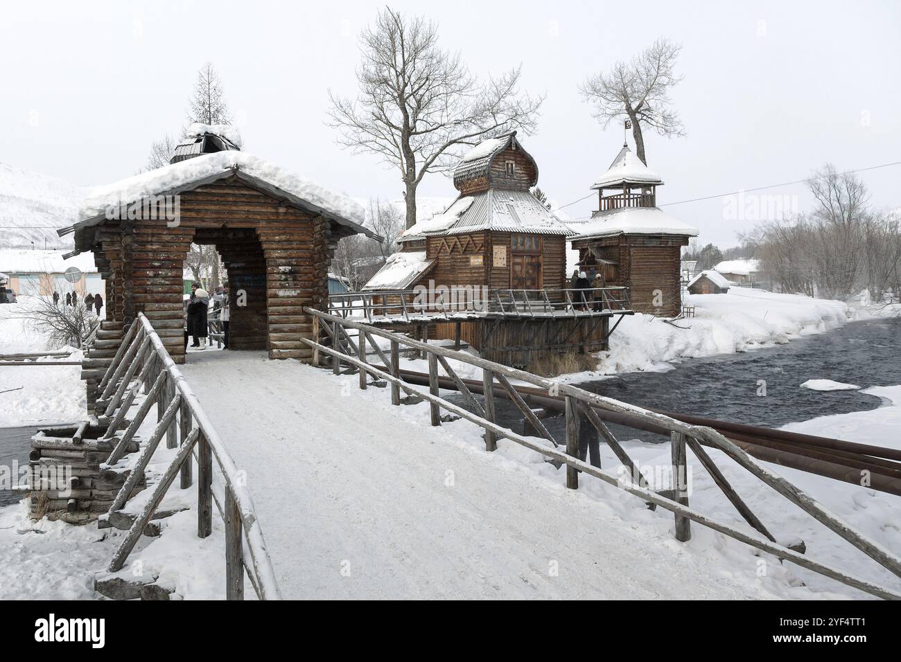 ESSO-DORF, KAMTSCHATKA, RUSSLAND, 09. MÄRZ 2013: Winterblick auf Holzgebäude Bystrinsky Ethnographisches Museum in der Region Bystrinsky auf Kamtschatka Peni Stockfoto