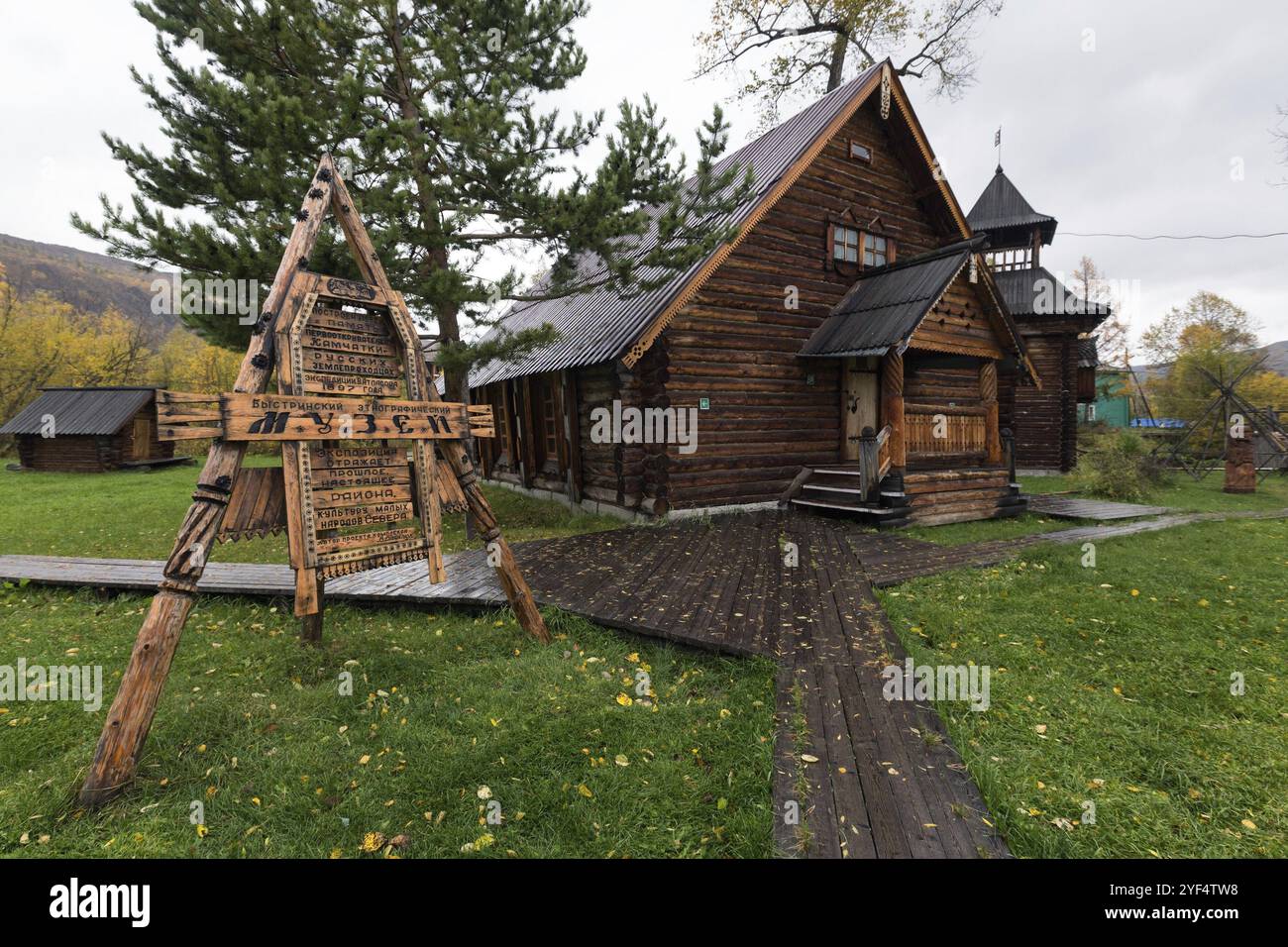 ESSO-DORF, KAMTSCHATKA-HALBINSEL, RUSSISCHER FERNOST, 18. SEPTEMBER 2013: Bystrinsky Ethnographisches Museum in der Region Bystrinski auf der Region Kamtschatka Stockfoto