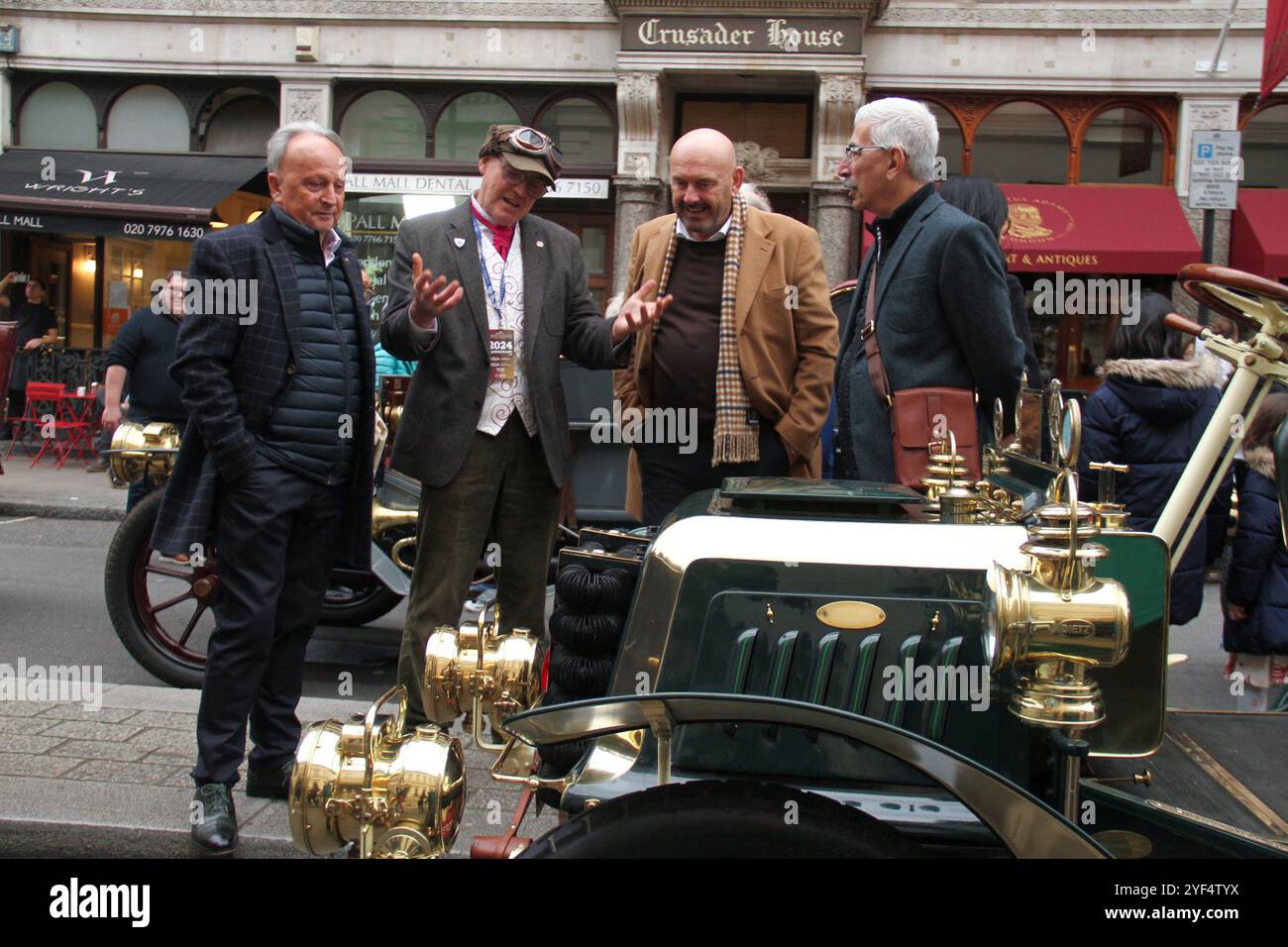 London, Großbritannien. November 2024. Die Teilnehmer präsentieren ihren Darracq Veteran Car 1903 in der Pall Mall vor dem Rennen von London nach Brighton am 3. November. Der Lauf mit einer Länge von 60 km ist das am längsten laufende Motorrennen der Welt. Der St London Hyde Park, London, ist seit 1936 der Ausgangspunkt und endet am Madeira Drive. Der älteste Wagen, der auf dieser Strecke eingelassen wurde, wurde 1894 gebaut, die Berechtigung wurde vor 1905 erteilt. (Foto: David Mbiyu/SOPA Images/SIPA USA) Credit: SIPA USA/Alamy Live News Stockfoto