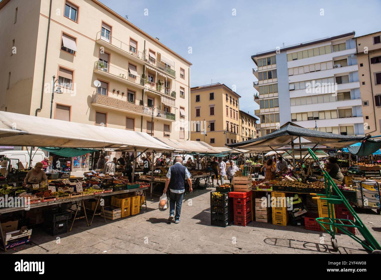 Reges Treiben herrscht in der Altstadt von Livorno auf einem Markt für Lebensmittel. Livorno, Toscana, Italien. In der Altstadt von Livorno *** Ein geschäftiger Lebensmittelmarkt in der Altstadt von Livorno Livorno, Toskana, Italien in der Altstadt von Livorno Stockfoto