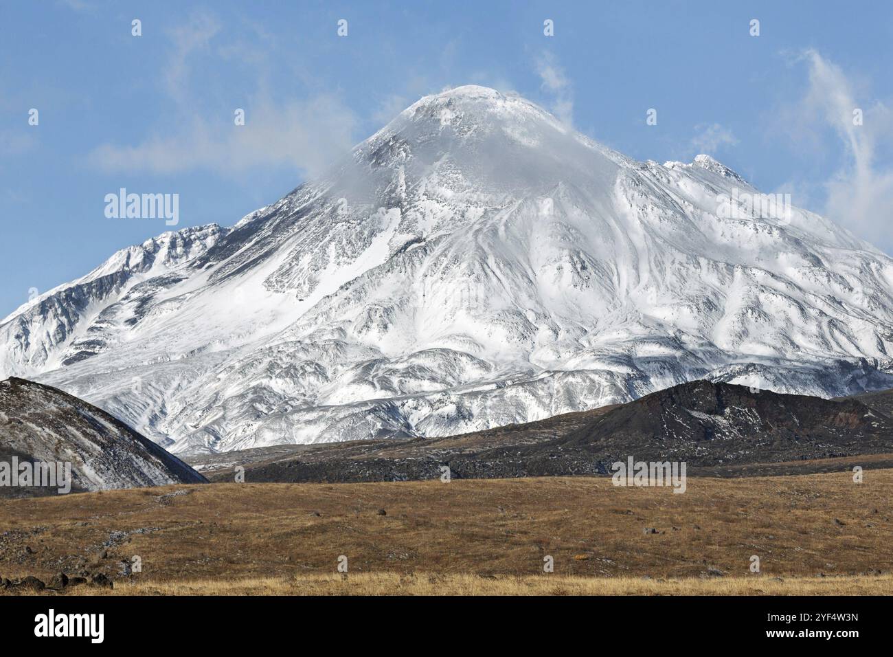 Vulkanlandschaft auf der Kamchatka Halbinsel: Blick auf den aktiven Bezymianny Vulkan (Bezymiannaya Sopka). Eurasien, Fernost Russlands, Region Kamtschatka, Klyuc Stockfoto