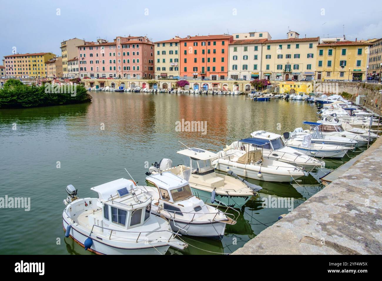 In der Altstadt im Stadtviertel Venezia Nuova das von Kanälen druchziehen ist, liegen zahlreiche Boote im Wasser. Livorno, Toscana, Italien. In der Altstadt von Livorno *** in der von Kanälen durchzogenen Altstadt im Stadtteil Venezia Nuova liegen zahlreiche Boote im Wasser Livorno, Toskana, Italien in der Altstadt von Livorno Stockfoto