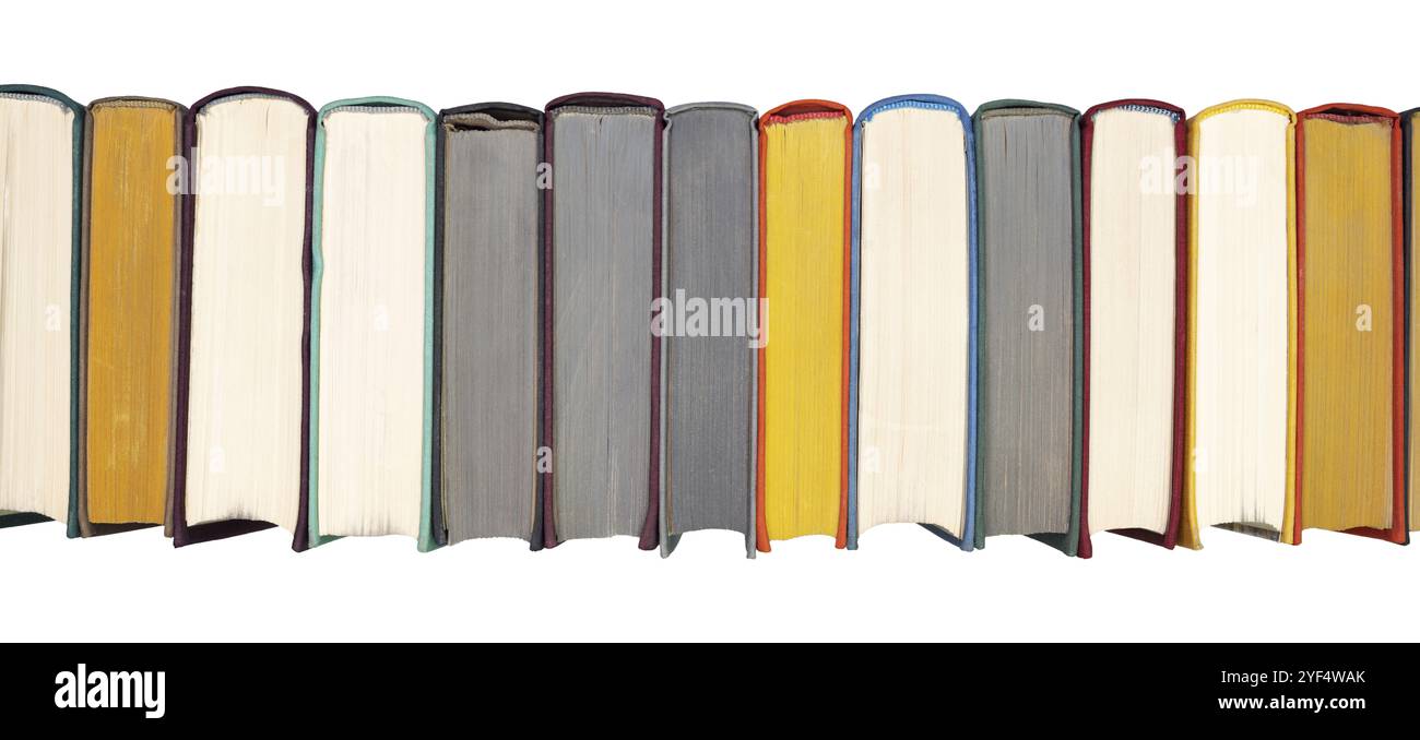 Stapel von Hardcover-Büchern auf Bücherregal. Nahaufnahme von mehrfarbigen Vintage Hardback-Büchern isoliert auf weißem Hintergrund. Flach Lay Headline Panorama b Stockfoto