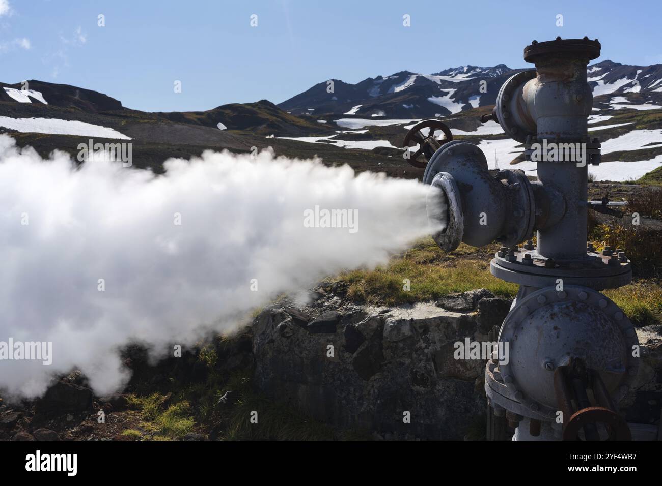 Ansicht der Emission der mineralischen thermischen Dampf-Wasser-Mischung aus geologischen Brunnen in geothermischer Ablagerungszone, geothermischem Kraftwerk am Hang des aktiven volcans Stockfoto