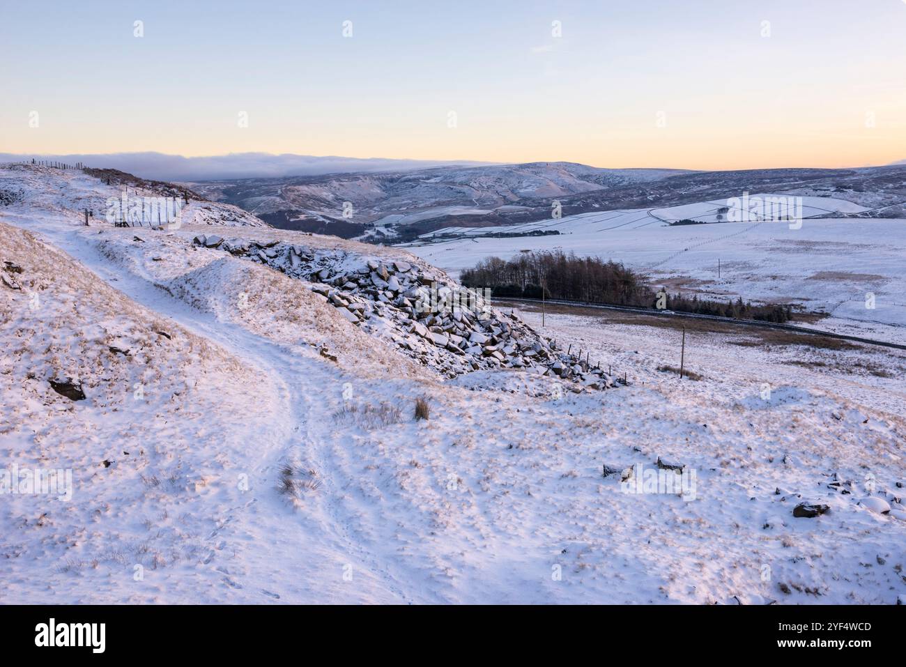 Schneebedeckte Wintermorgen in den Hügeln in der Nähe von Glossop am High Peak, Derbyshire, England. Stockfoto