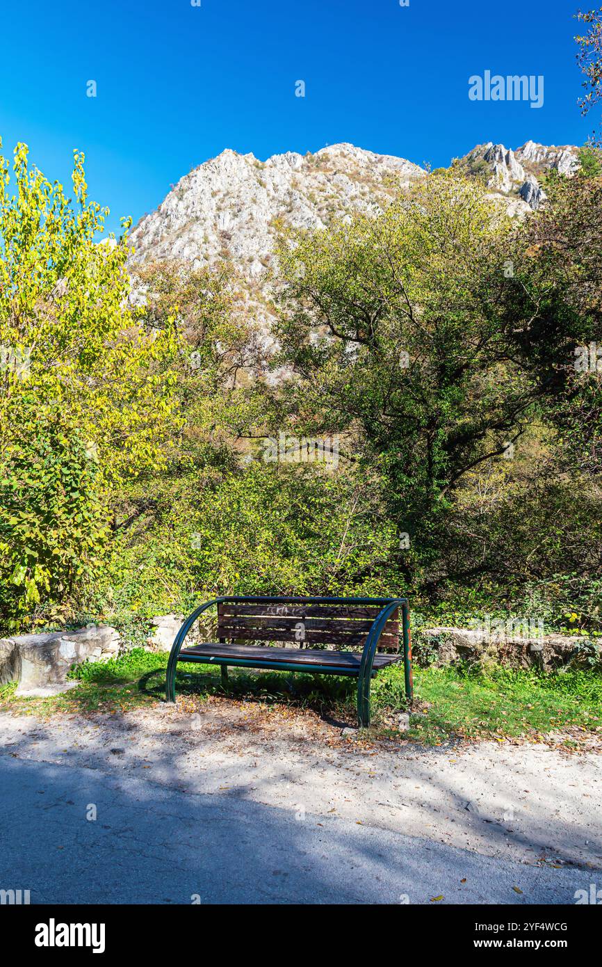 Einer der Ruhestätten am linken Ufer des Treska River, Matka Canyon. Stockfoto