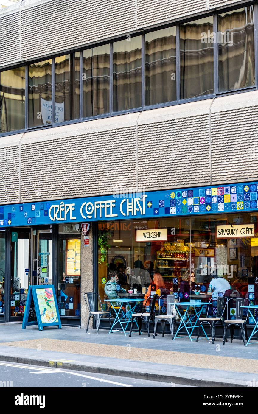 Außerhalb des Crêpes, Coffee and Chai Café in der Tottenham Hourt Road im St. Giles Hotel brutalistisches Gebäude, London, England Stockfoto