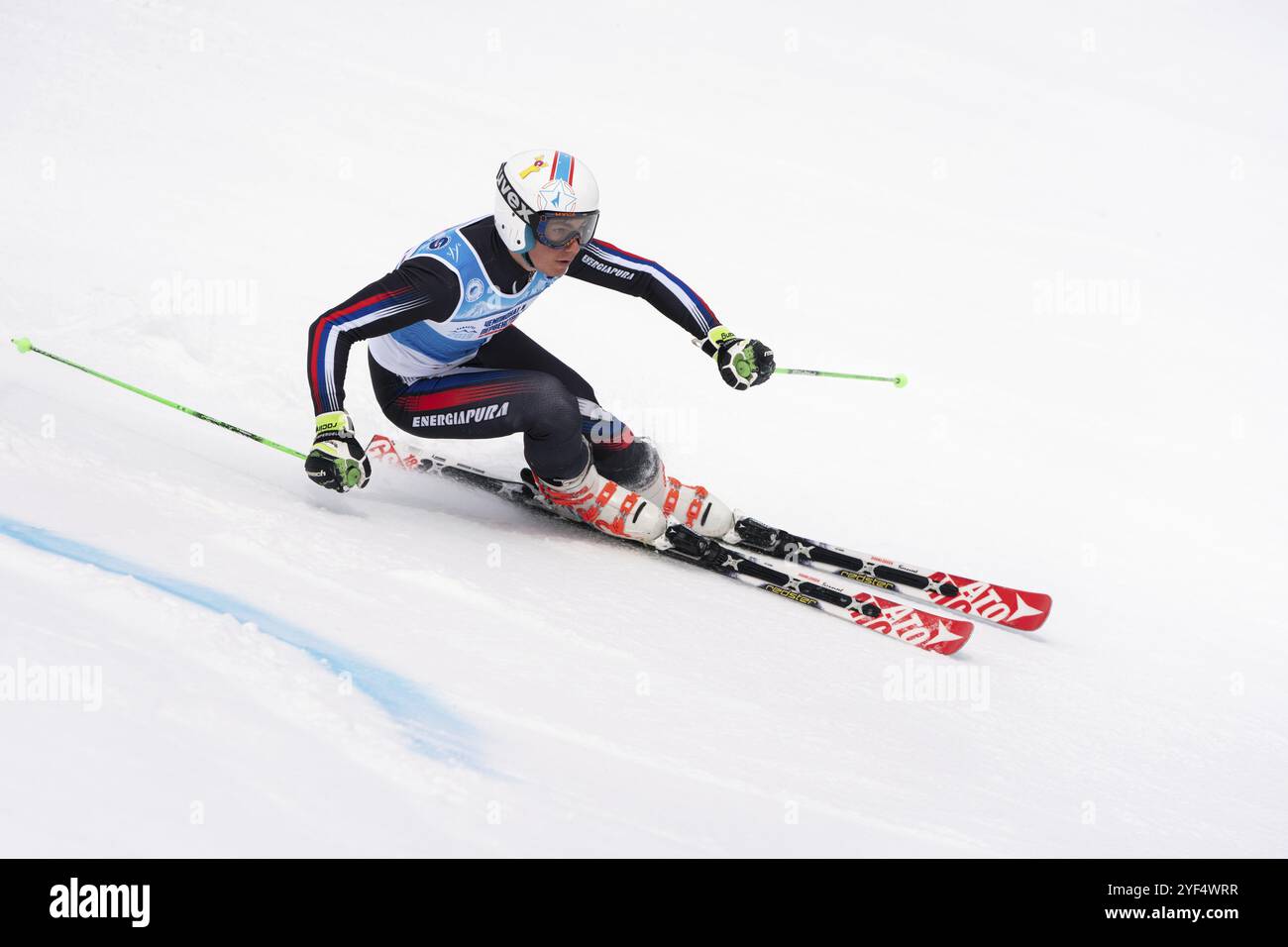 Sportlicher Skilaufen auf der verschneiten Skipiste. Russische Skimeisterschaft der Herren, Riesenslalom. Halbinsel Kamtschatka, Russische Föderation Stockfoto