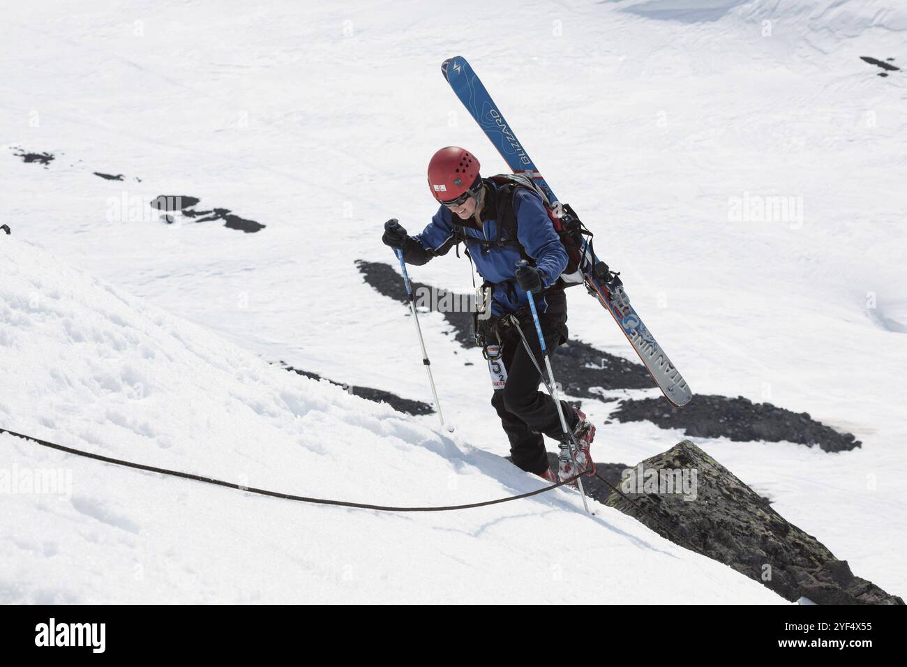 AVACHINSKY VULKAN, KAMTSCHATKA HALBINSEL, RUSSLAND, 21. APRIL 2012: Open Cup of Russia on Ski Mountaineering on Kamtschatka, Skitourenklettern auf Ro Stockfoto