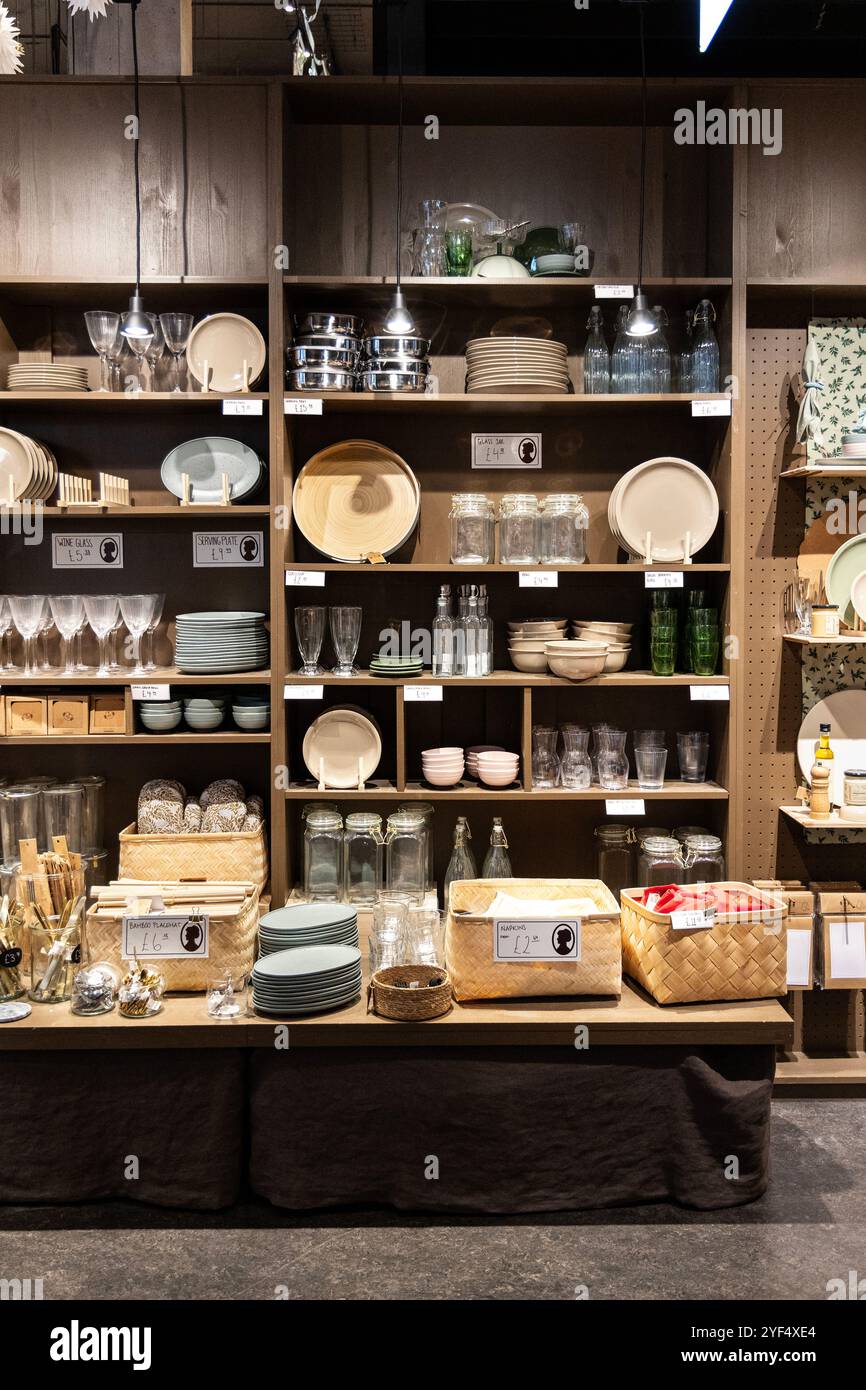 Innenausstattung der dänischen Einzelhandelskette Søstrene Grene in Tottenham Court Road, London, England Stockfoto