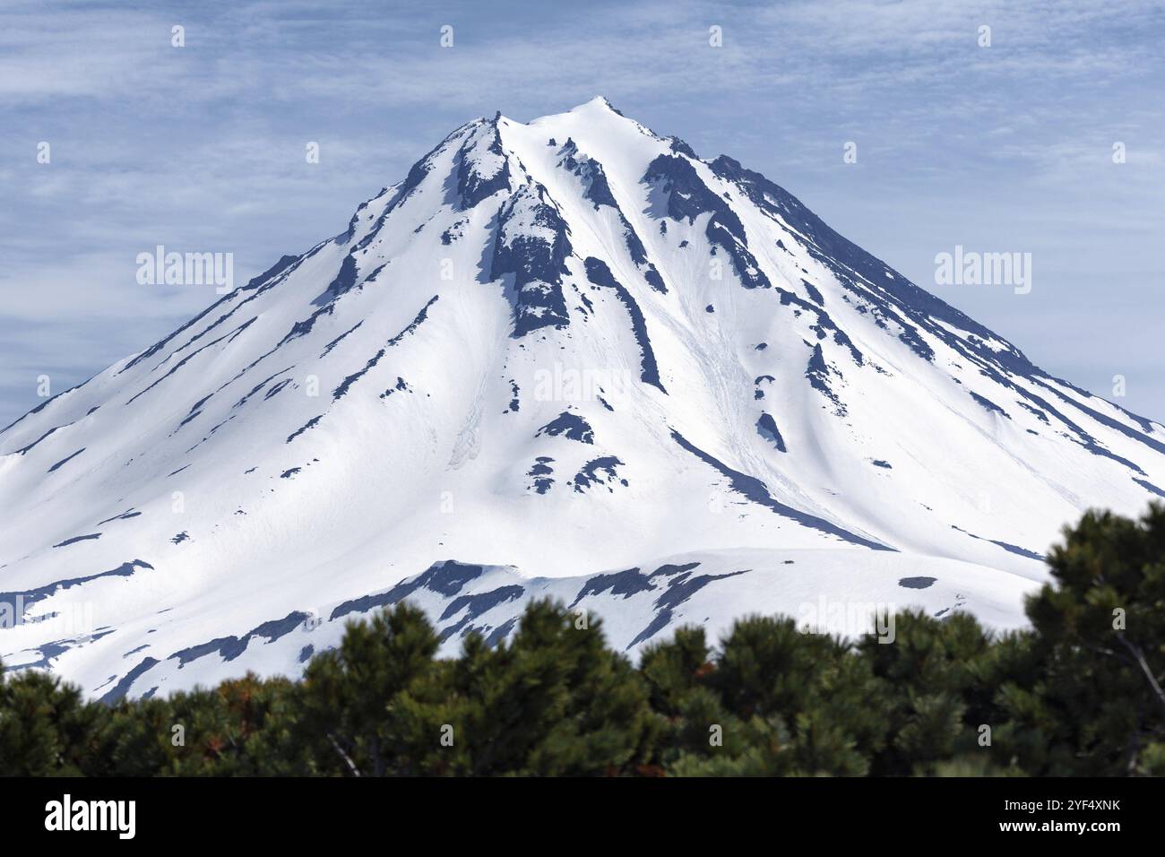 Vulkanlandschaft Kamtschatka: Wunderschöner Blick auf den schneebedeckten Kegel des Vulkans Vilyuchinsky an sonnigen Tagen. Foto von Stratovulkan fotografiert mit Vilyuchinsky Pa Stockfoto