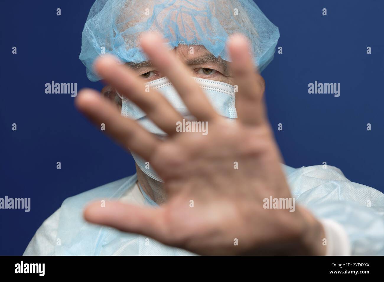 Porträt eines älteren Erwachsenen mit medizinischer Gesichtsmaske, die Nase und Mund von SARS bedeckt, 2019-ncov-Infektion. Der Mann bedeckt das Gesicht mit der Hand, Protectin Stockfoto