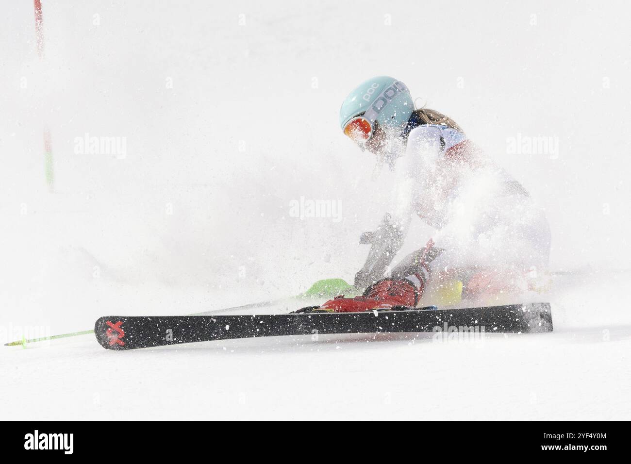 Russischer Alpinski-Cup, Internationale Skiverbandsmeisterschaft, Slalom. Die Skiläuferin Elesina Elizaveta Swerdlowsk fährt den Berg hinunter. Moroznaya Stockfoto