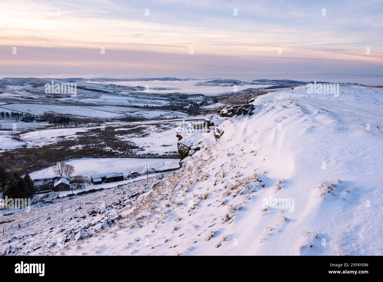 Schneebedeckte Wintermorgen in den Hügeln in der Nähe von Glossop am High Peak, Derbyshire, England. Stockfoto