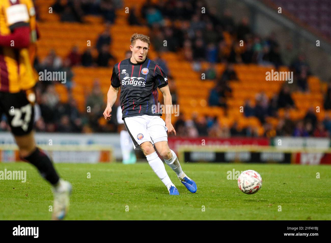 The University of Bradford Stadium, Bradford, England - 2. November 2024 Cameron Hargreaves (7) aus Aldershot Town gibt den Ball - während des Spiels Bradford City gegen Aldershot, F.A. Cup 1. Runde, 2024/25, University of Bradford Stadium, Bradford, England - 2. November 2024 Credit: Mathew Marsden/WhiteRosePhotos/Alamy Live News Stockfoto