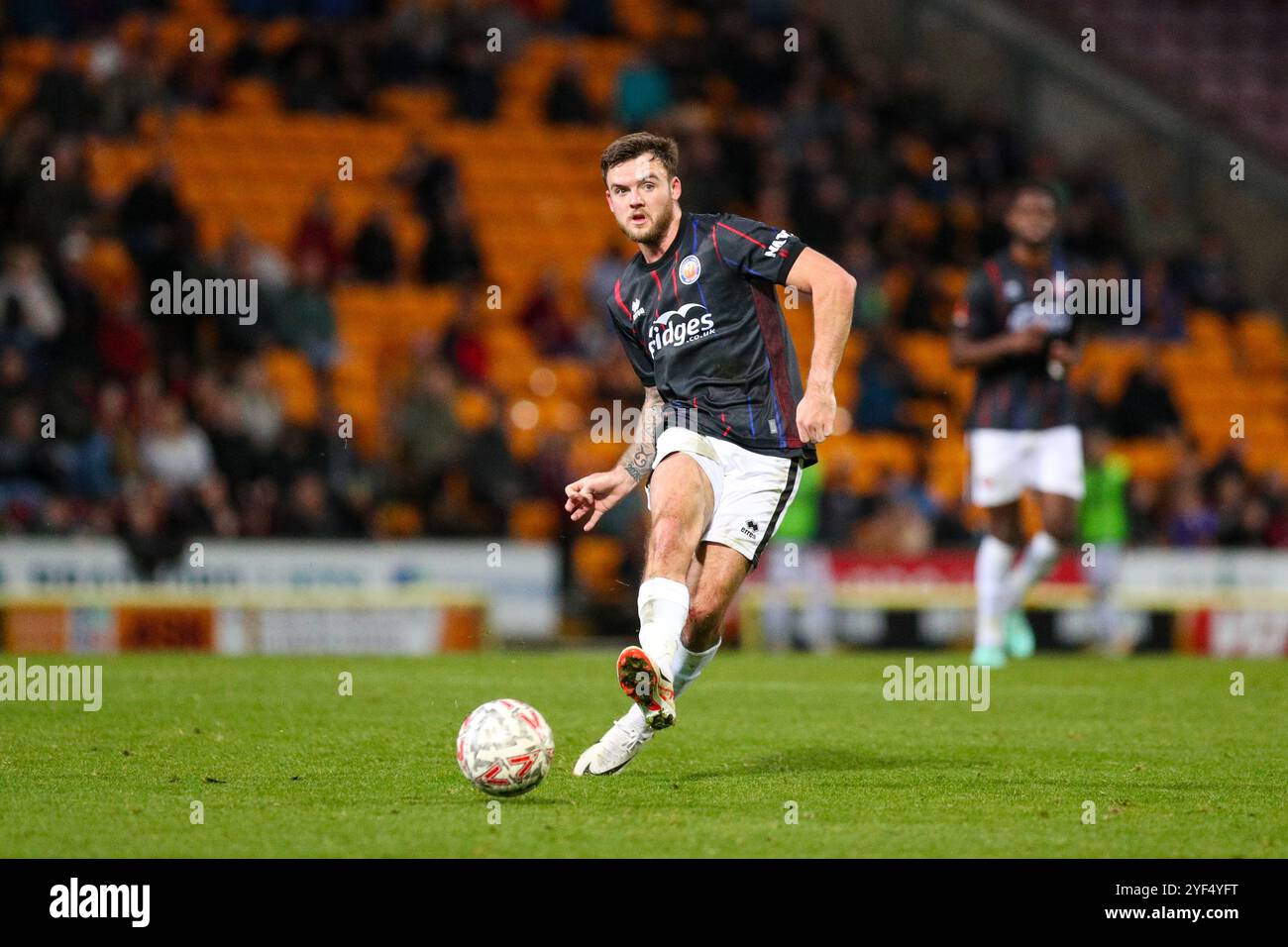 The University of Bradford Stadium, Bradford, England - 2. November 2024 Tyler Frost (8) von Aldershot Town hat den Ball im Spiel Bradford City gegen Aldershot, F.A. Cup 1st Round, 2024/25, University of Bradford Stadium, Bradford, England - 2. November 2024 Credit: Mathew Marsden/WhiteRosePhotos/Alamy Live News Stockfoto