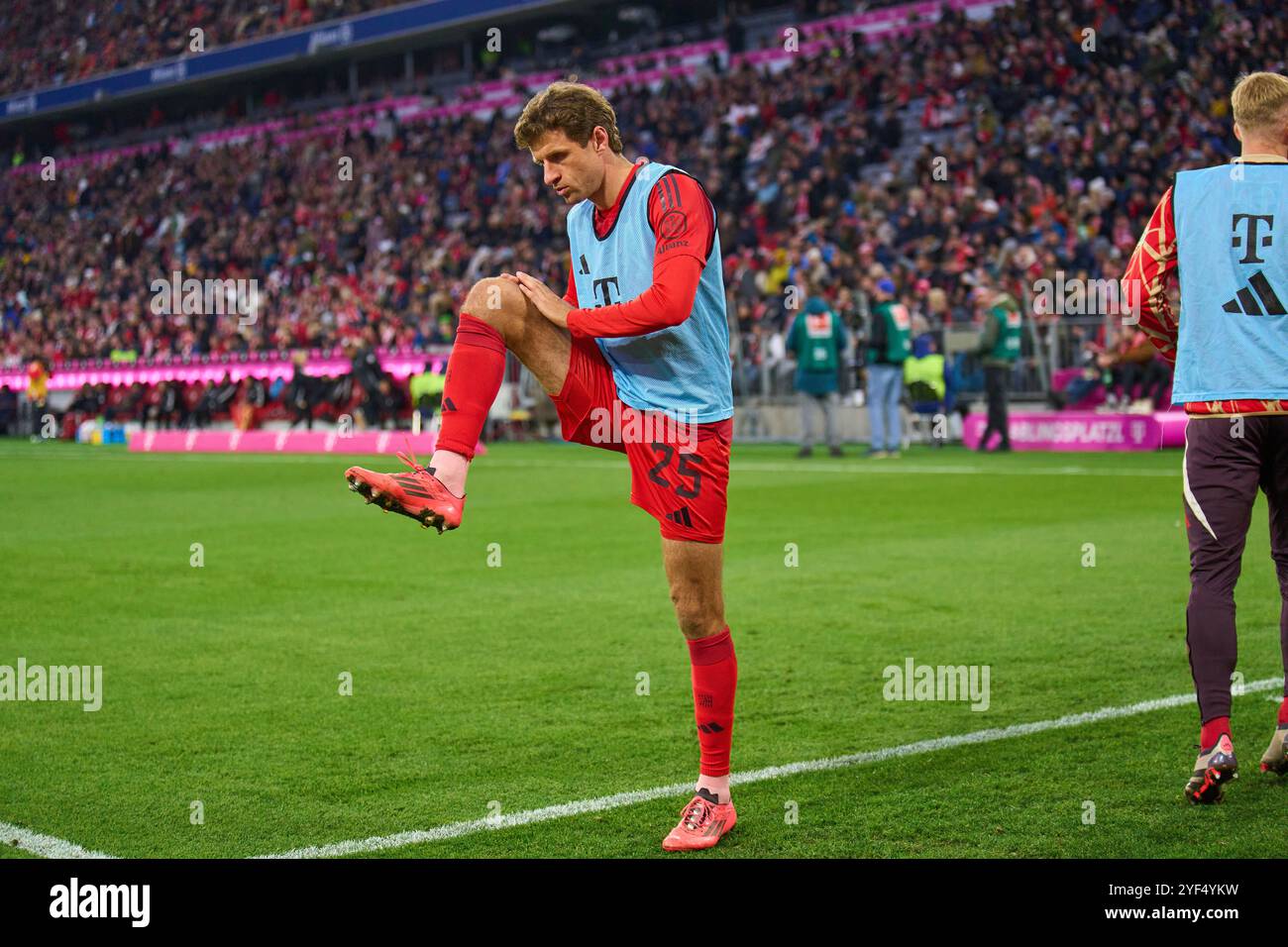 Thomas MUELLER, Mueller, FCB 25 beim Aufwärmen im Spiel FC BAYERN MÜNCHEN - 1. FC UNION BERLIN 3-0 am 2. November 2024 in München. Saison 2024/2025, 1.Bundesliga, FCB, München, Spieltag 9, 9.Spieltag-Fotograf: ddp-Bilder / STAR-Bilder - DFL-VORSCHRIFTEN VERBIETEN JEDE VERWENDUNG VON FOTOGRAFIEN als BILDSEQUENZEN und/oder QUASI-VIDEO - Stockfoto