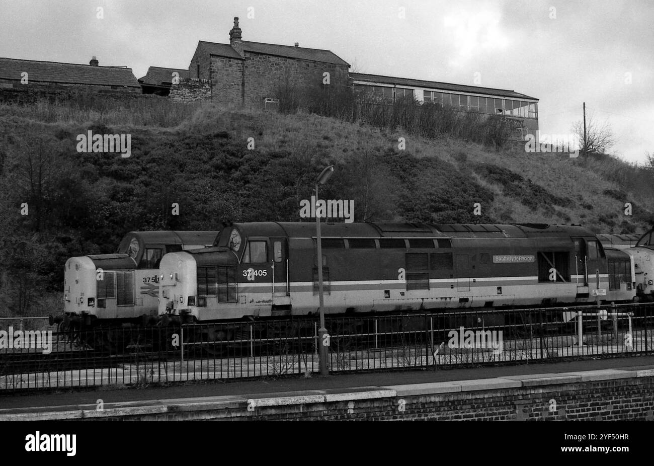 37405 'Strathclyde Region' mit 37511 in Buxton. Stockfoto