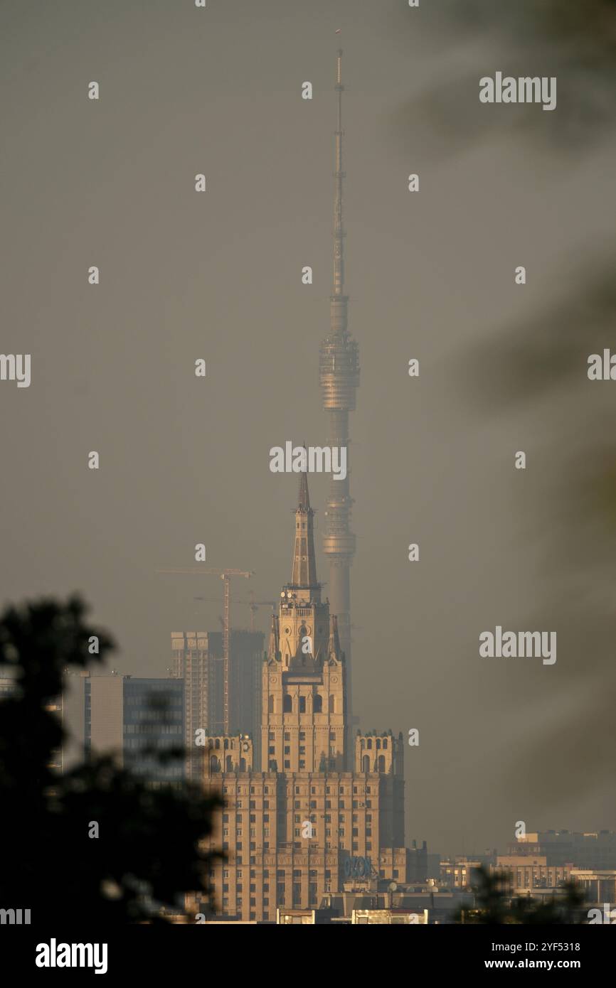 Stadtbild von Moskau von der Spitze der Sparrow Hills. Ostankino Tower und Kudrinskaya Square Building. Goldene Stunde. Stockfoto