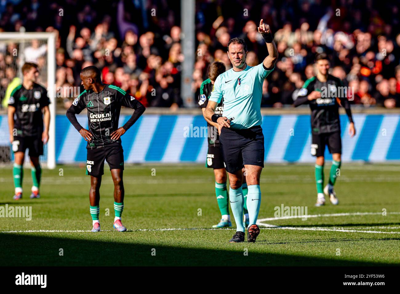 DEVENTER, 03-11-2024 , Stadium de Adelaarshorst, niederländischer Fußball, Eredivisie, Saison 2024 / 2025, während des Spiels Go Ahead Eagles - PEC Zwolle, Schiedsrichter Bas Nijhuis Stockfoto