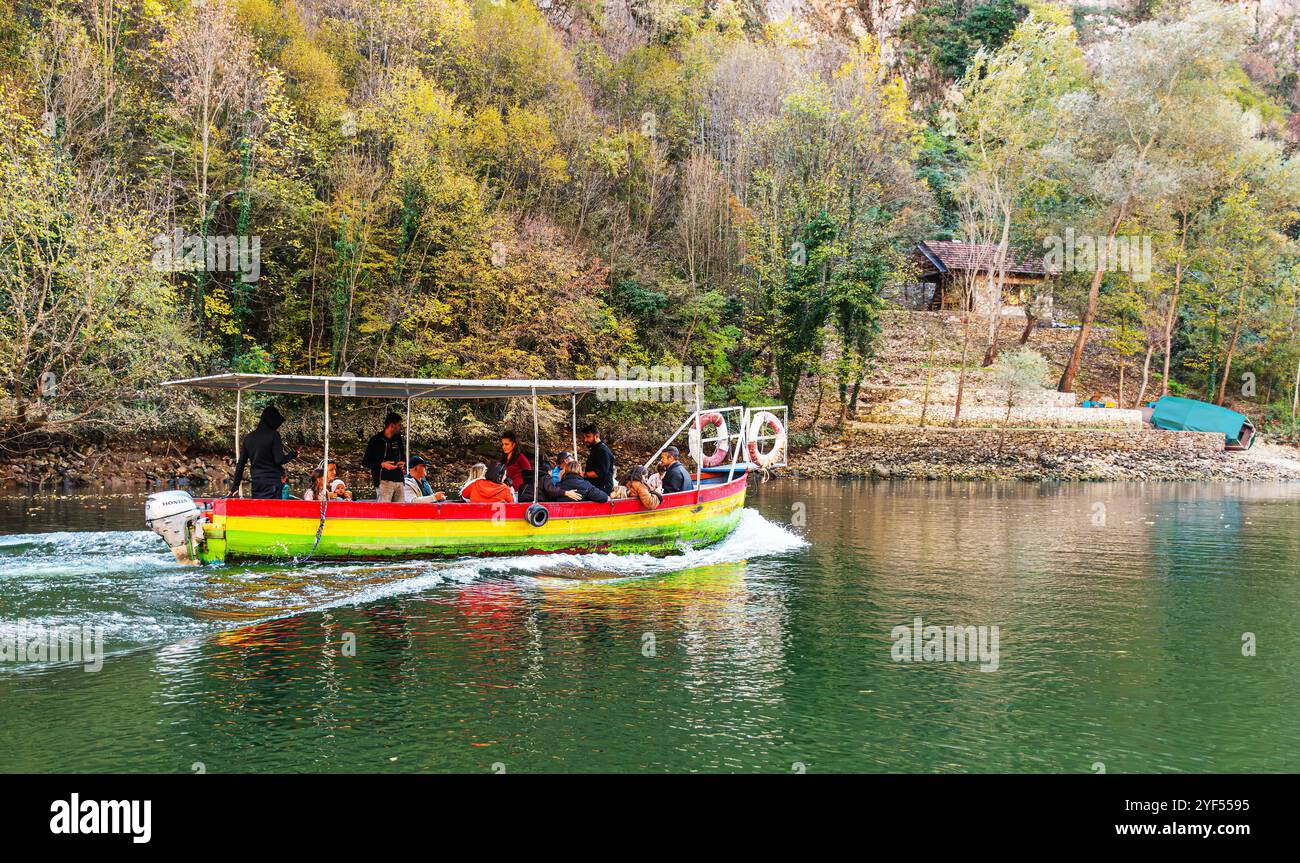 Matka ist der älteste künstliche See in Mazedonien, dessen Stausee 1938 erbaut wurde. Stockfoto