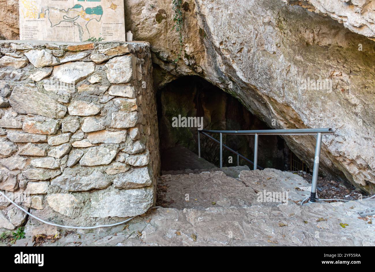 Der Eingang der Vrelo-Höhle befindet sich am rechten Ufer des Treska-Flusses. Stockfoto