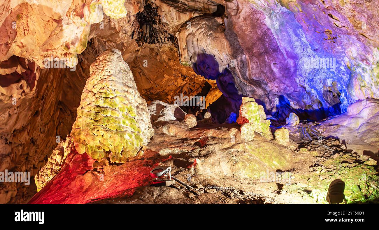 Die Vrelo-Höhle, die sich am rechten Ufer des Treska-Flusses befindet, ist als eine der 77 interessantesten Naturschauplätze der Welt gelistet. Stockfoto