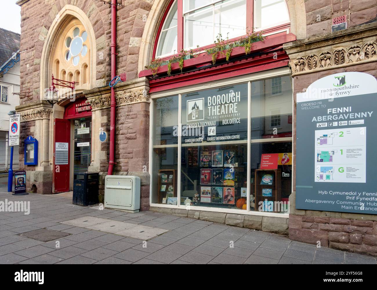 Kinokasse des Borough Theatre und Eingang im Touristeninformationszentrum, Abergavenny, Wales, Großbritannien Stockfoto