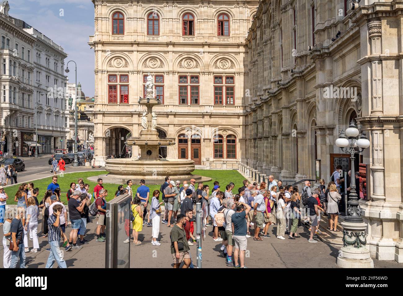 Menschen, die vor der Wiener Staatsoper oder Staatsoper stehen, Österreich, Europa. Stockfoto