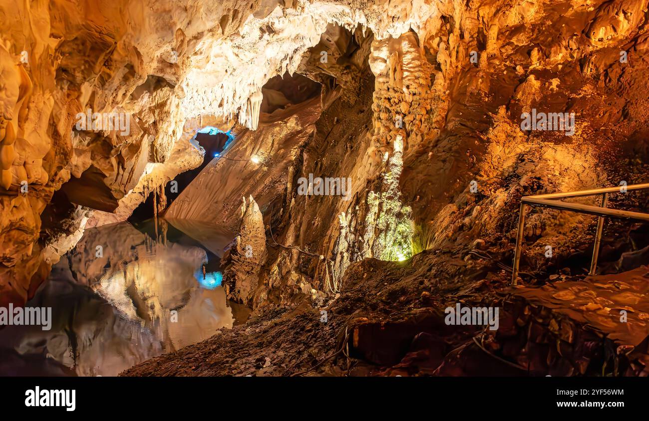 Die Vrelo-Höhle, die sich am rechten Ufer des Treska-Flusses befindet, ist als eine der 77 interessantesten Naturschauplätze der Welt gelistet. Stockfoto
