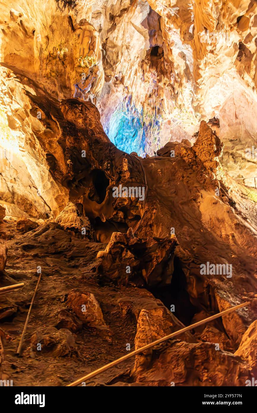 Die Vrelo-Höhle, die sich am rechten Ufer des Treska-Flusses befindet, ist als eine der 77 interessantesten Naturschauplätze der Welt gelistet. Stockfoto