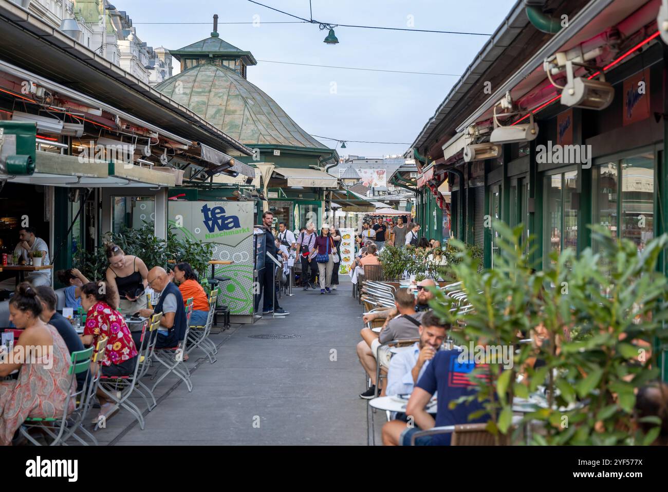 Blick auf die Wiener Naschmarkt Straße, Österreich, Europa. Stockfoto