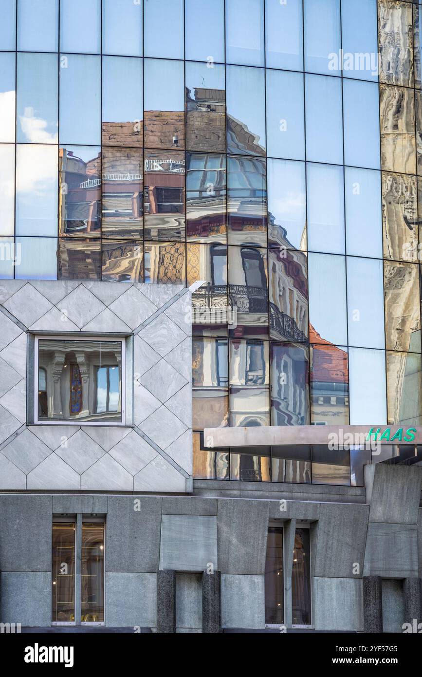 Ansichten von Straßenreflexionen im Fenster in Wien, Österreich, Europa. Stockfoto