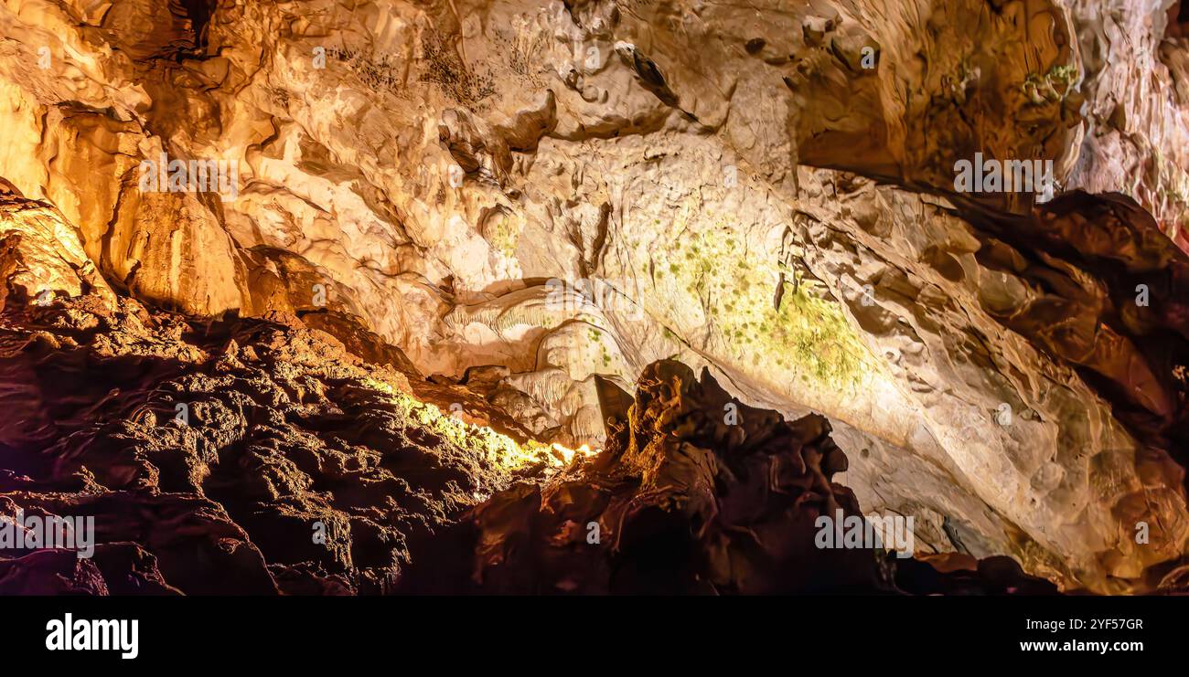Die Vrelo-Höhle, die sich am rechten Ufer des Treska-Flusses befindet, ist als eine der 77 interessantesten Naturschauplätze der Welt gelistet. Stockfoto