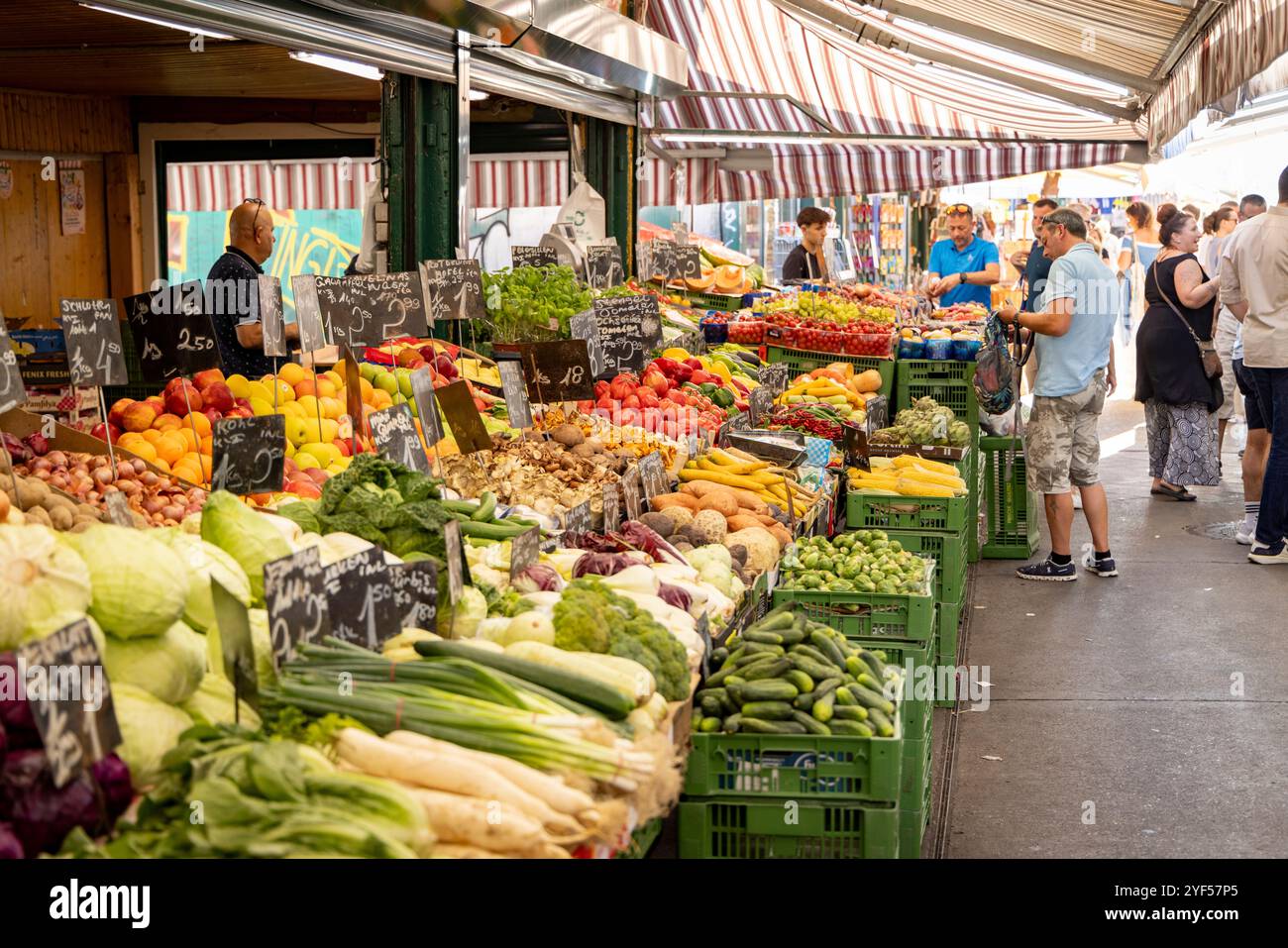 Blick auf die Wiener Naschmarkt Straße, Österreich, Europa. Stockfoto
