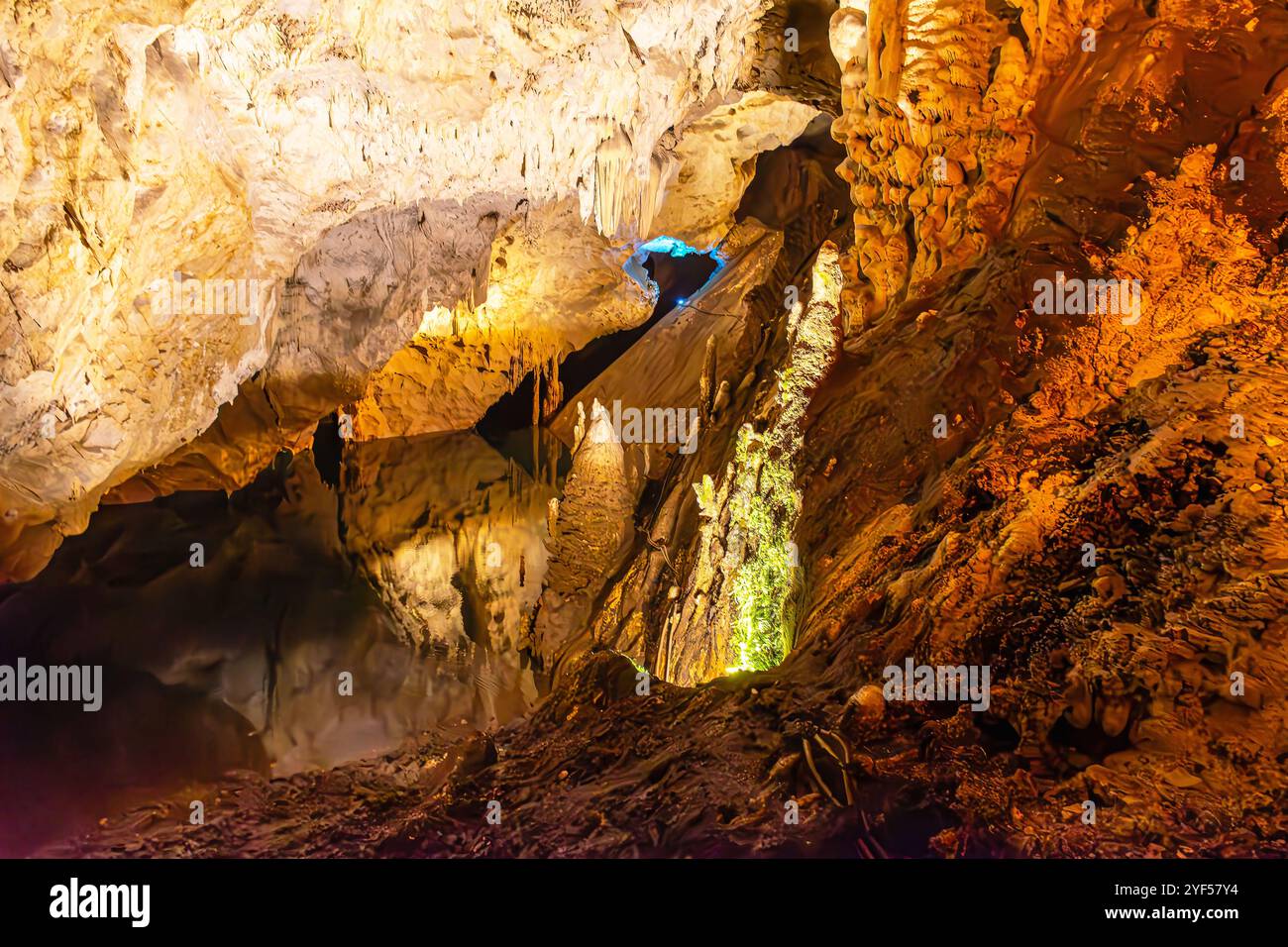 Die Vrelo-Höhle, die sich am rechten Ufer des Treska-Flusses befindet, ist als eine der 77 interessantesten Naturschauplätze der Welt gelistet. Stockfoto