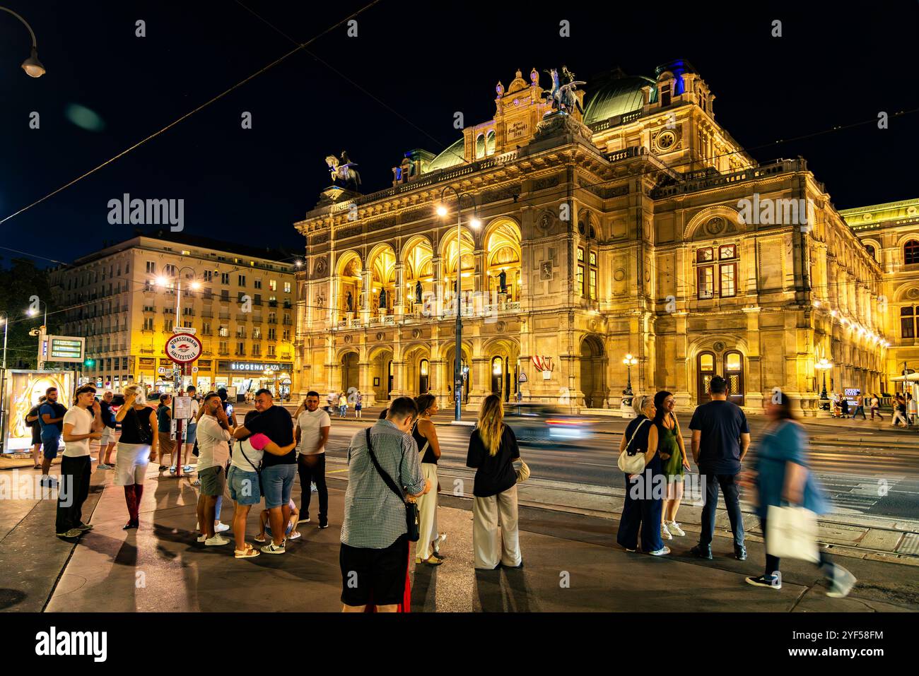 Blick auf die Wiener Staatsoper oder Staatsoper bei Nacht, Österreich, Europa. Stockfoto