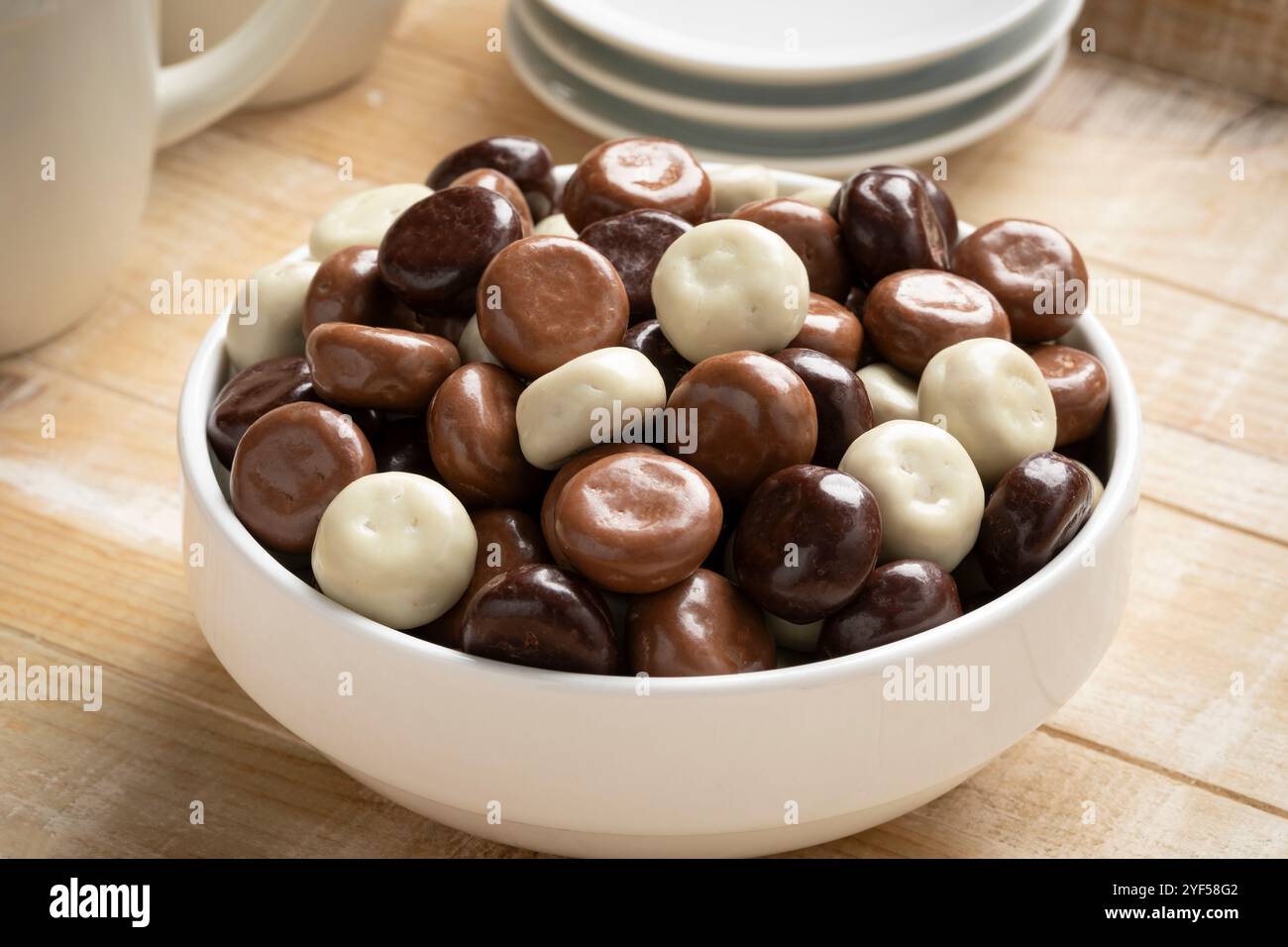 Schüssel mit einer Mischung aus Schokolade überzogenen traditionellen niederländischen Kruidnoten, Lebkuchenkeksen, Nahaufnahme Stockfoto