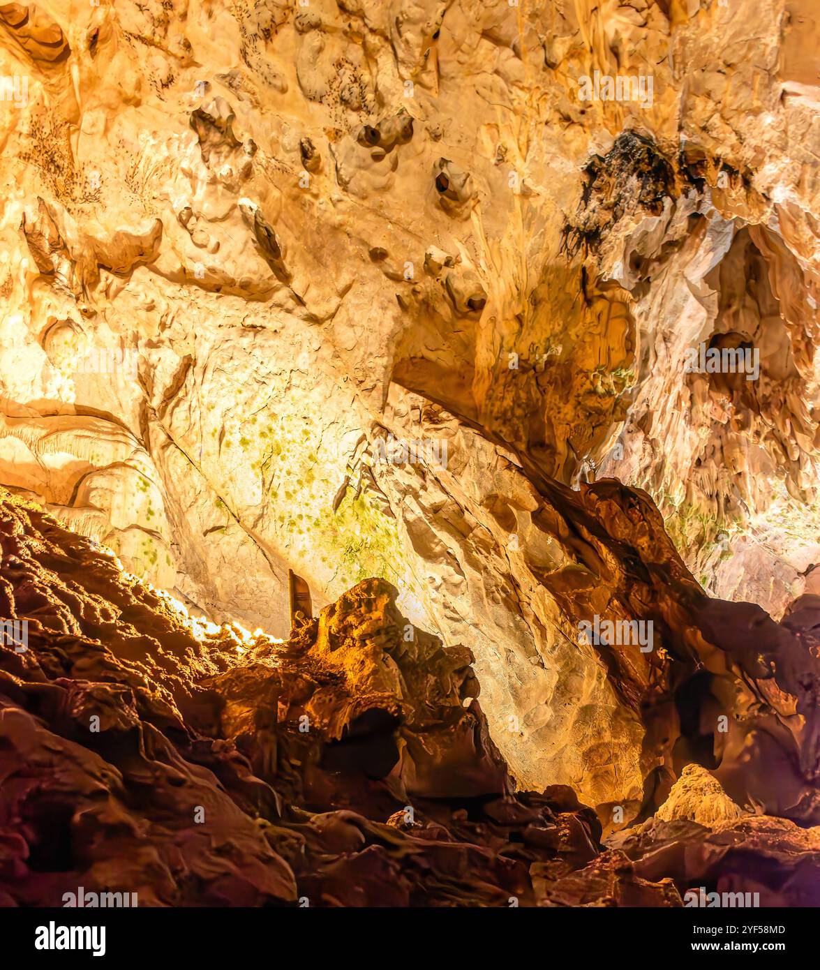 Die Vrelo-Höhle, die sich am rechten Ufer des Treska-Flusses befindet, ist als eine der 77 interessantesten Naturschauplätze der Welt gelistet. Stockfoto