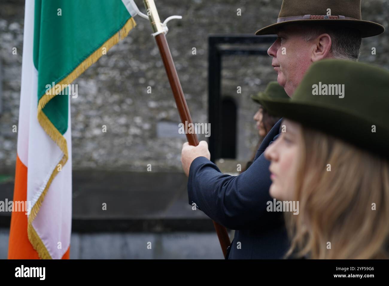 Mitglieder der Farbenparty während der jährlichen Wolfe Tone Gedenkfeier auf dem Bodenstown Cemetery, Co. Kildare, an dem Tanaiste Micheal Martin teilnahm. Bilddatum: Sonntag, 3. November 2024. Stockfoto