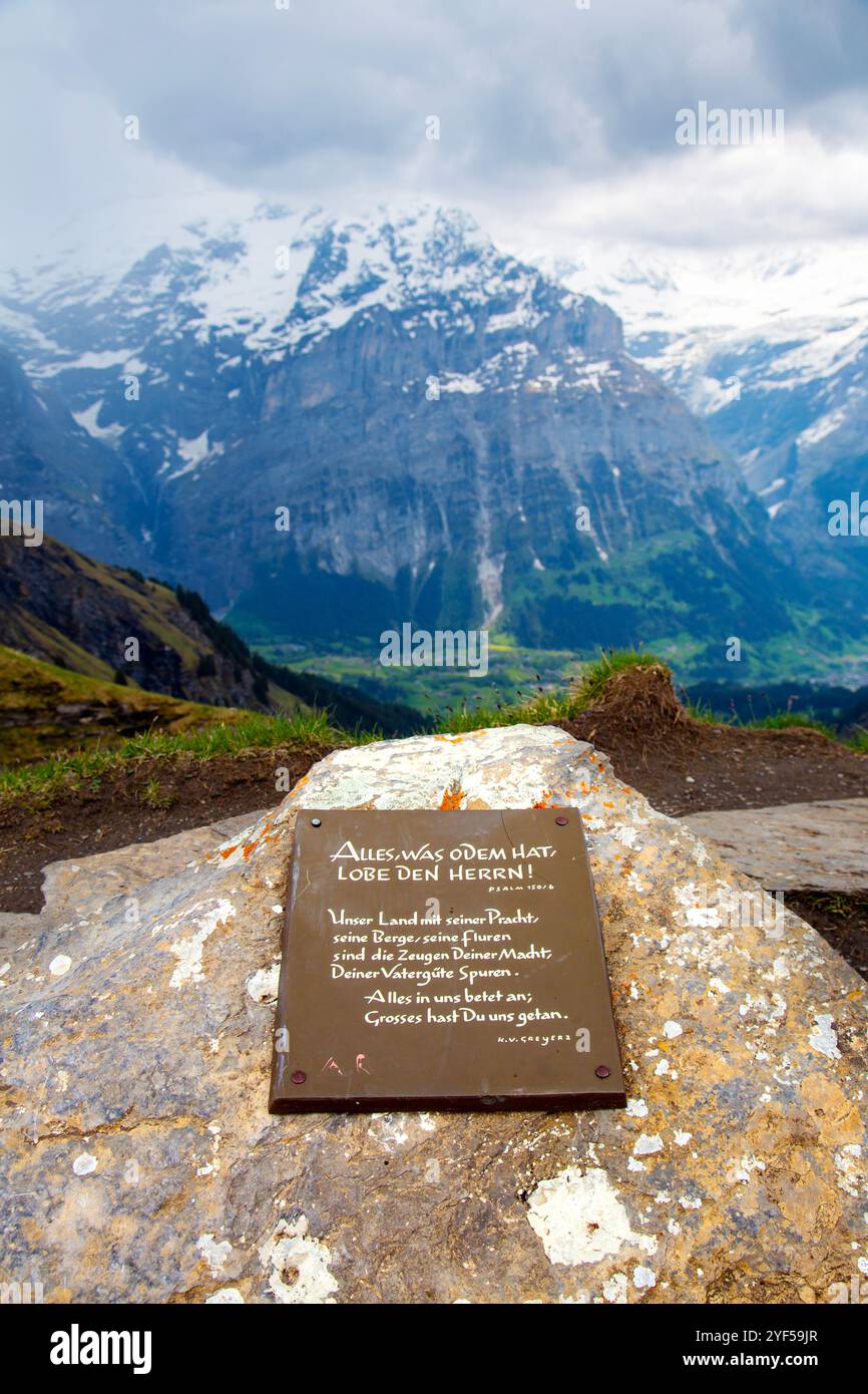 Tafel mit Bibelpsalm und „großer Gott, wir loben dich“-Hymnus entlang des Eiger Ultra Trail vom ersten Gipfel bis zum Bachalpsee in der Schweiz Stockfoto