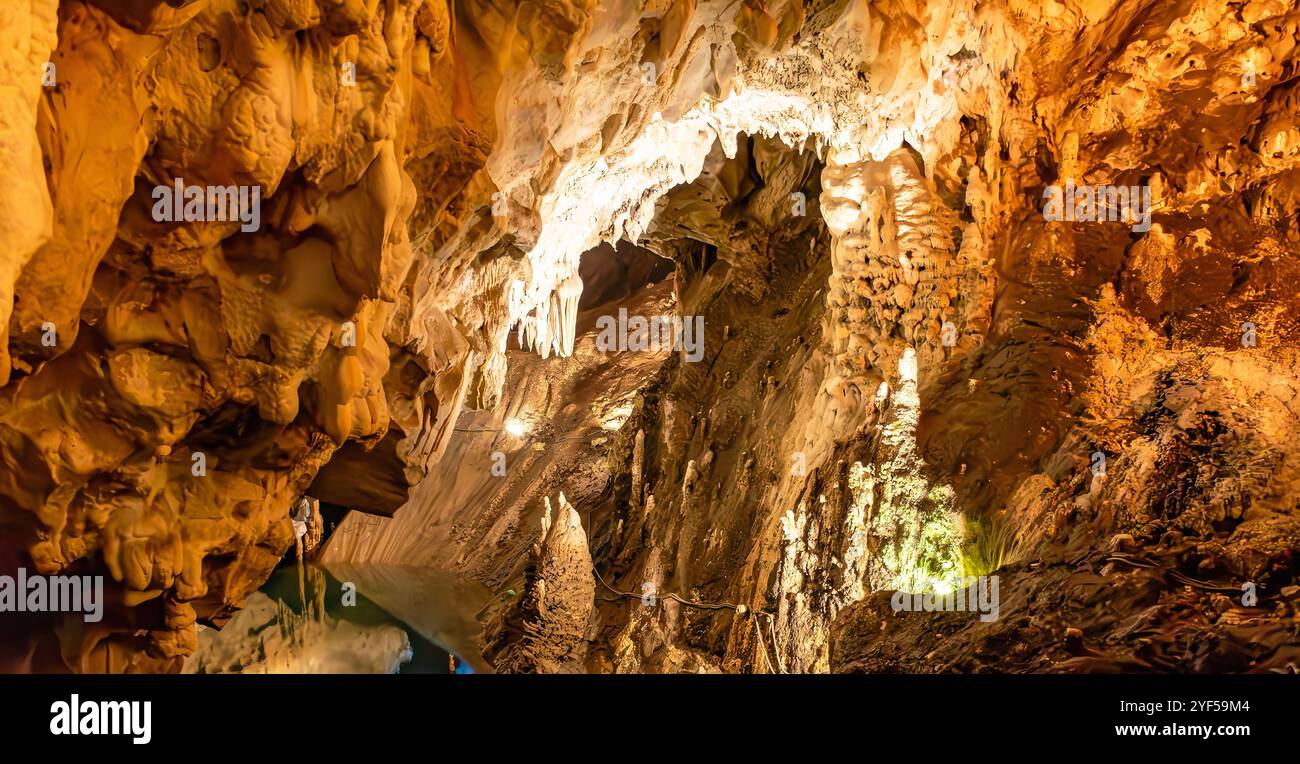 Die Vrelo-Höhle, die sich am rechten Ufer des Treska-Flusses befindet, ist als eine der 77 interessantesten Naturschauplätze der Welt gelistet. Stockfoto