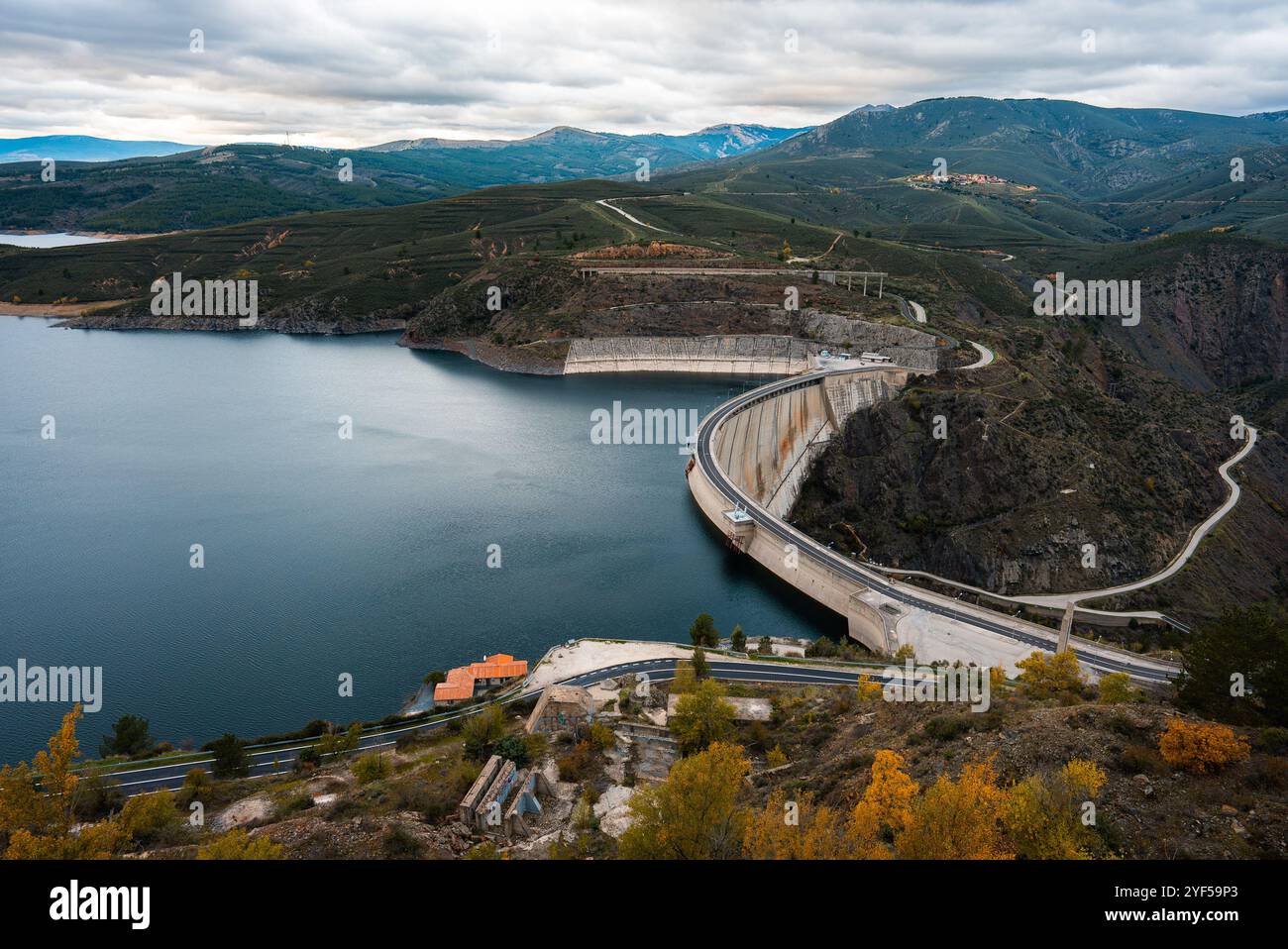 Betondamm-Stausee am Fluss mit künstlichem See, El Atazar embalse bei Madrid, Blick auf die Drohne aus der Luft Stockfoto