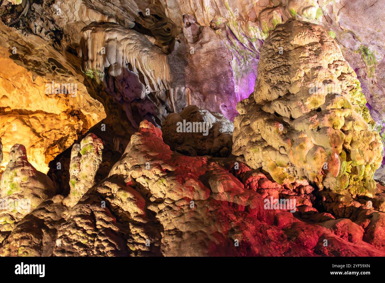 Die Vrelo-Höhle, die sich am rechten Ufer des Treska-Flusses befindet, ist als eine der 77 interessantesten Naturschauplätze der Welt gelistet. Stockfoto