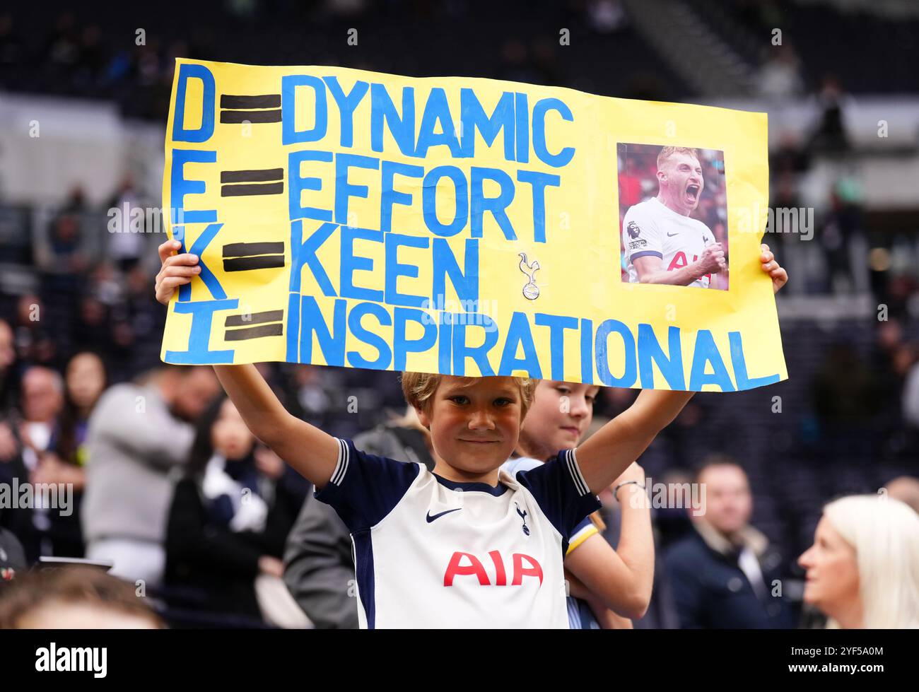 Ein Tottenham Hotspur-Fan mit einem Schild für Dejan Kulusevski in der Tribüne vor dem Spiel der Premier League im Tottenham Hotspur Stadium in London. Bilddatum: Sonntag, 3. November 2024. Stockfoto