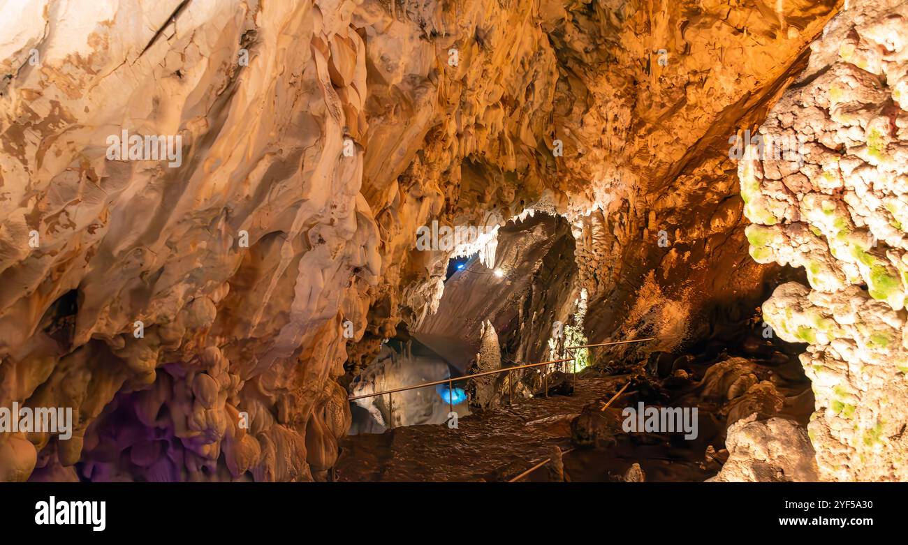Die Vrelo-Höhle, die sich am rechten Ufer des Treska-Flusses befindet, ist als eine der 77 interessantesten Naturschauplätze der Welt gelistet. Stockfoto