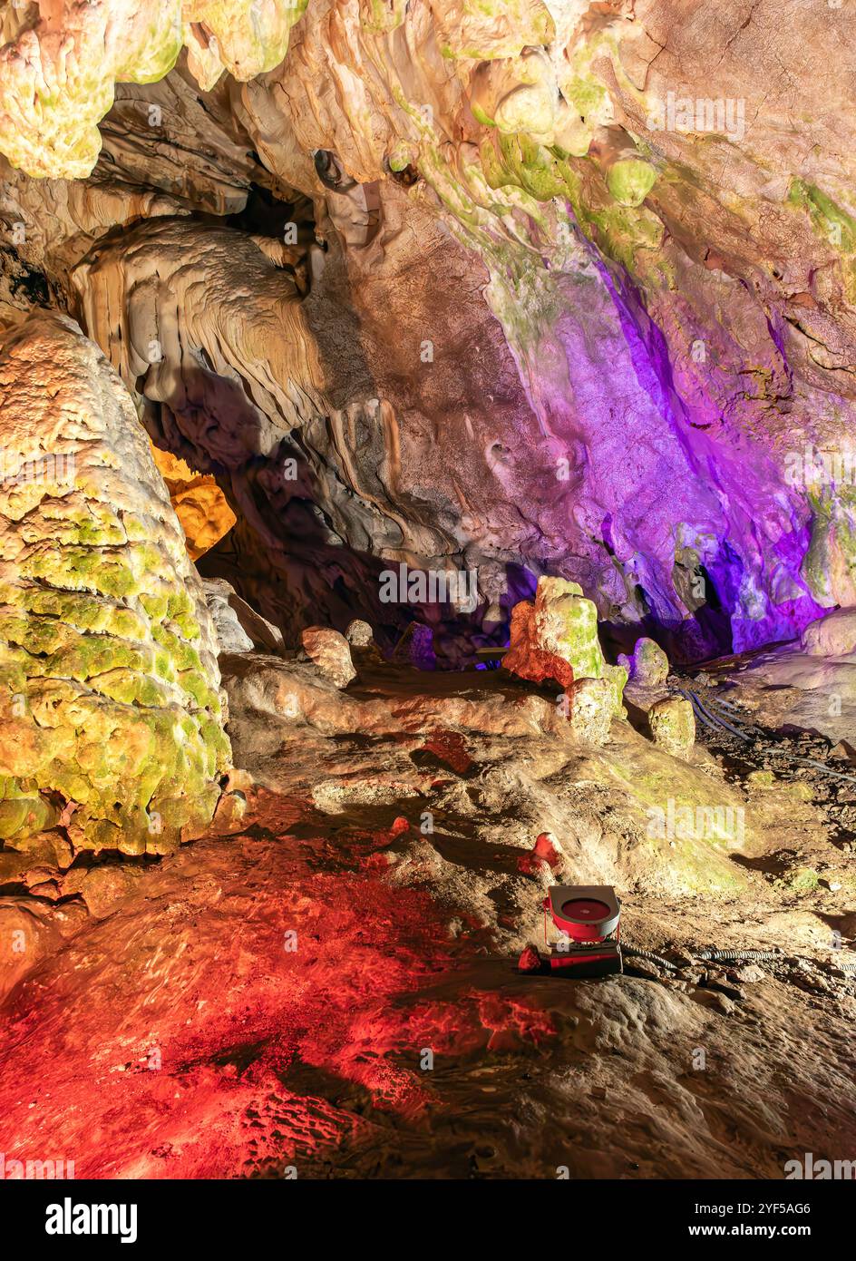 Die Vrelo-Höhle, die sich am rechten Ufer des Treska-Flusses befindet, ist als eine der 77 interessantesten Naturschauplätze der Welt gelistet. Stockfoto